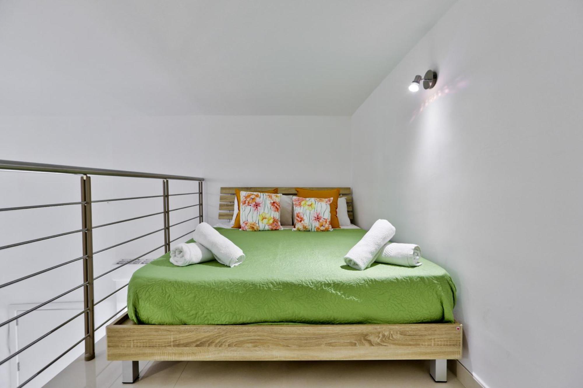 Exquisite 3-Bedroom Duplex Penthouse With Jacuzzi In Valletta Centre Exterior foto