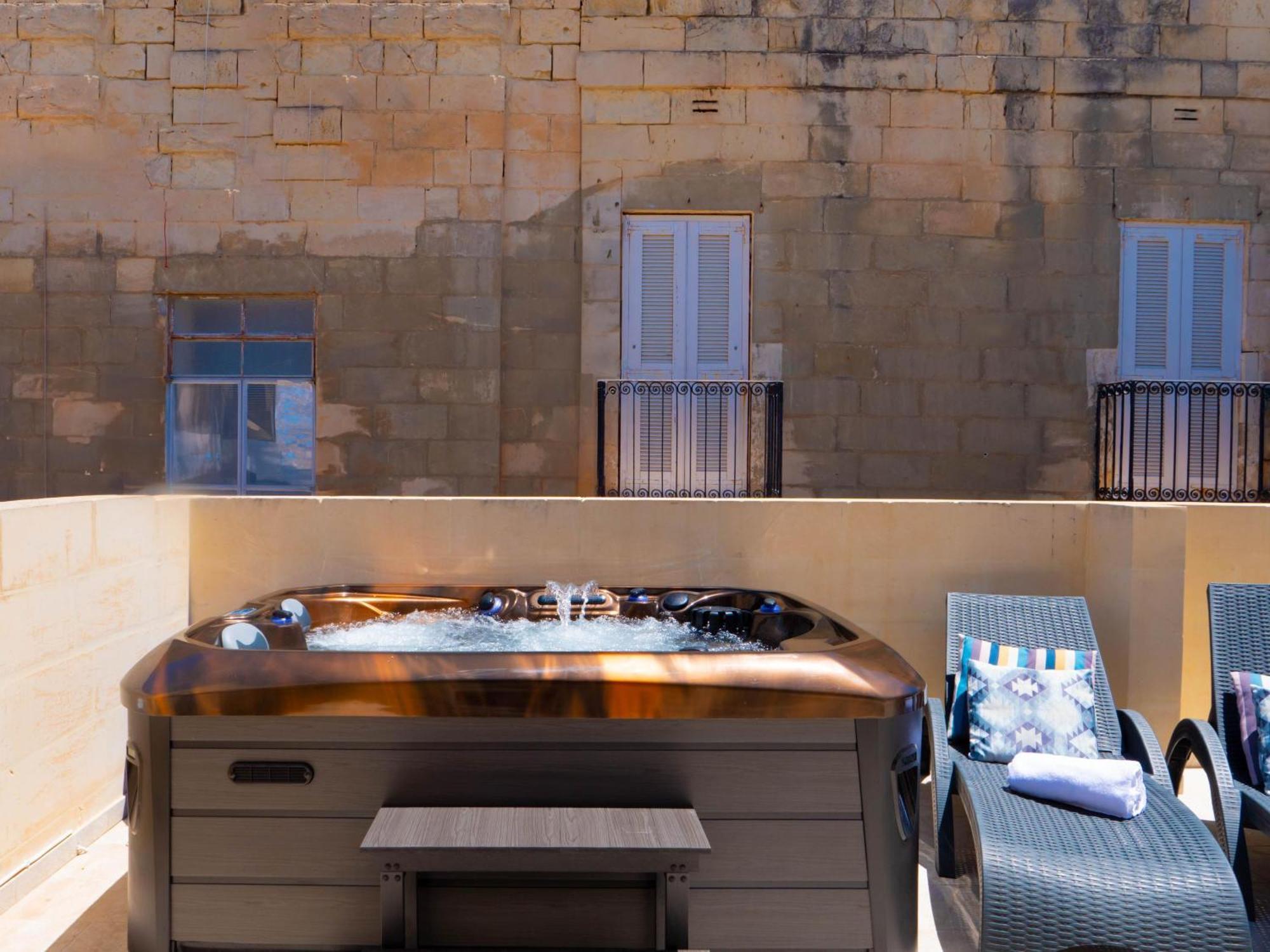 Exquisite 3-Bedroom Duplex Penthouse With Jacuzzi In Valletta Centre Exterior foto